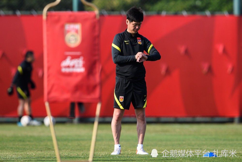 一旁，孙宏伟的爸爸也开口道：宏伟，这件事情你确实应该听爸妈的，现在结婚就讲究一个门当户对，咱们孙家不敢说是大富大贵的家族，但好歹也是身家几千万的富户，亲戚朋友之间，就咱们家混的最好，你要是听我的话，再找一个与咱们家旗鼓相当或者比咱们家还要有钱的富家小姐，那咱们家的实力，在孙家这一大家子里，就更是一骑绝尘了。